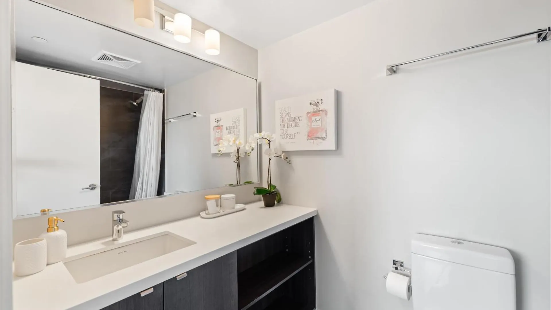 Upscale Yorkville Stay Luxury Condo Parking Toronto