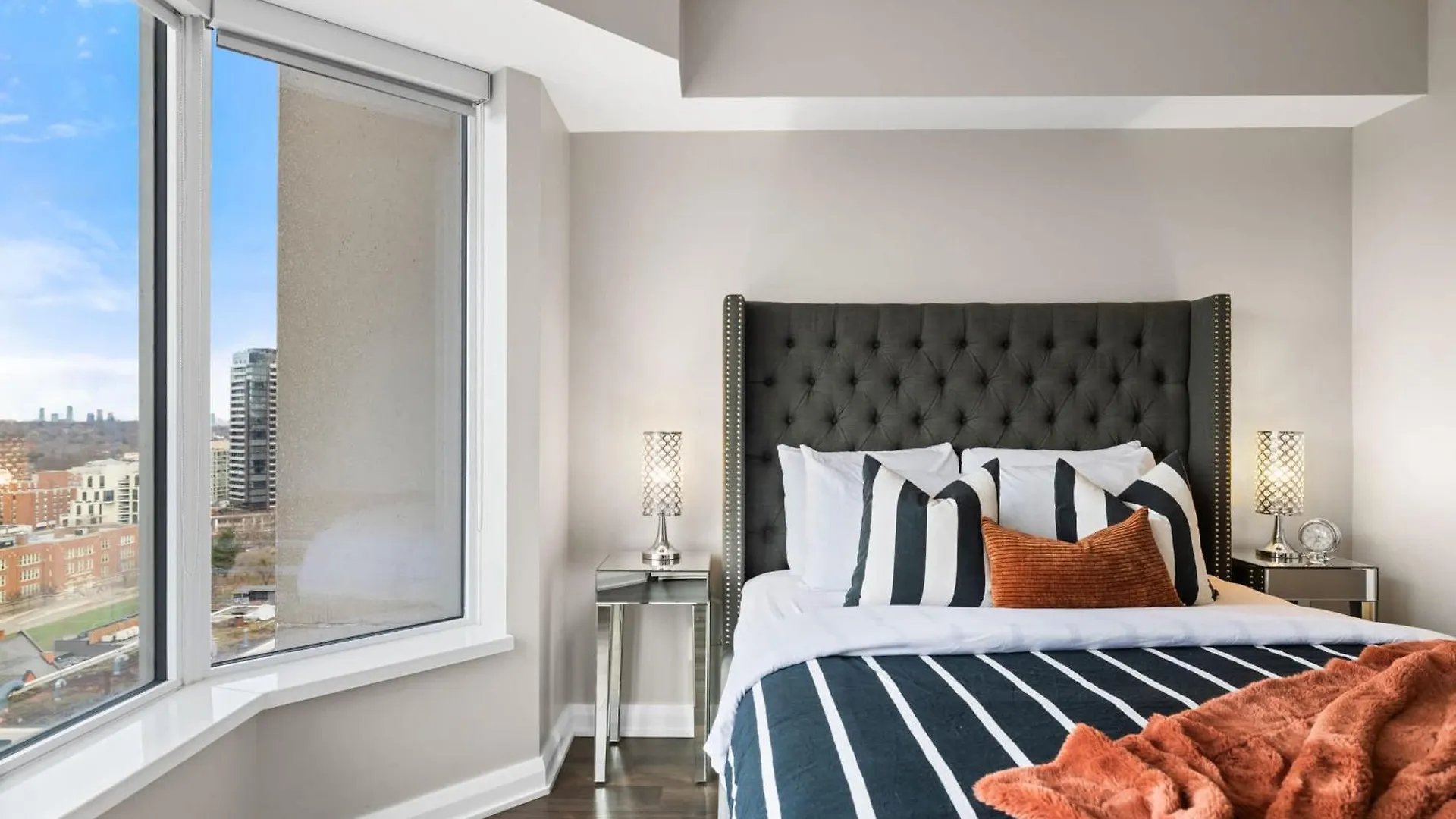 Upscale Yorkville Stay Luxury Condo Parking Toronto Apartment