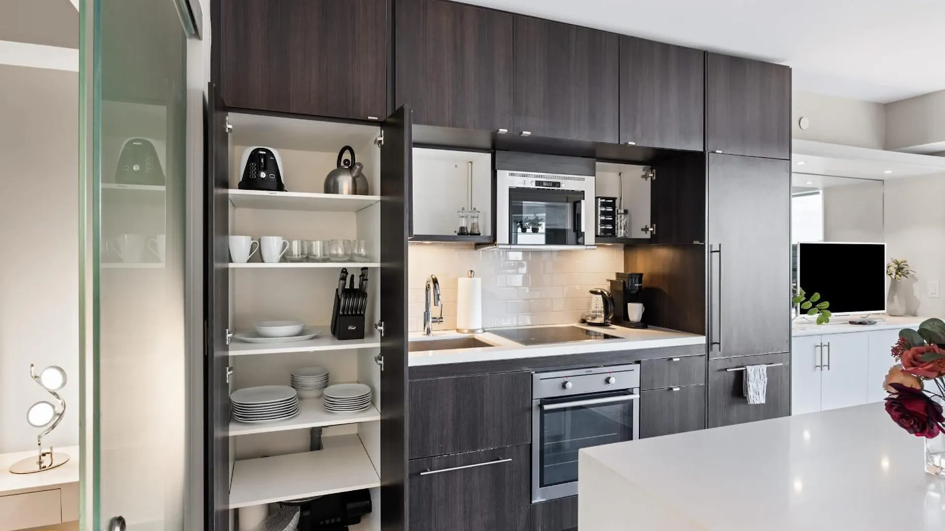Upscale Yorkville Stay Luxury Condo Parking Toronto Canada