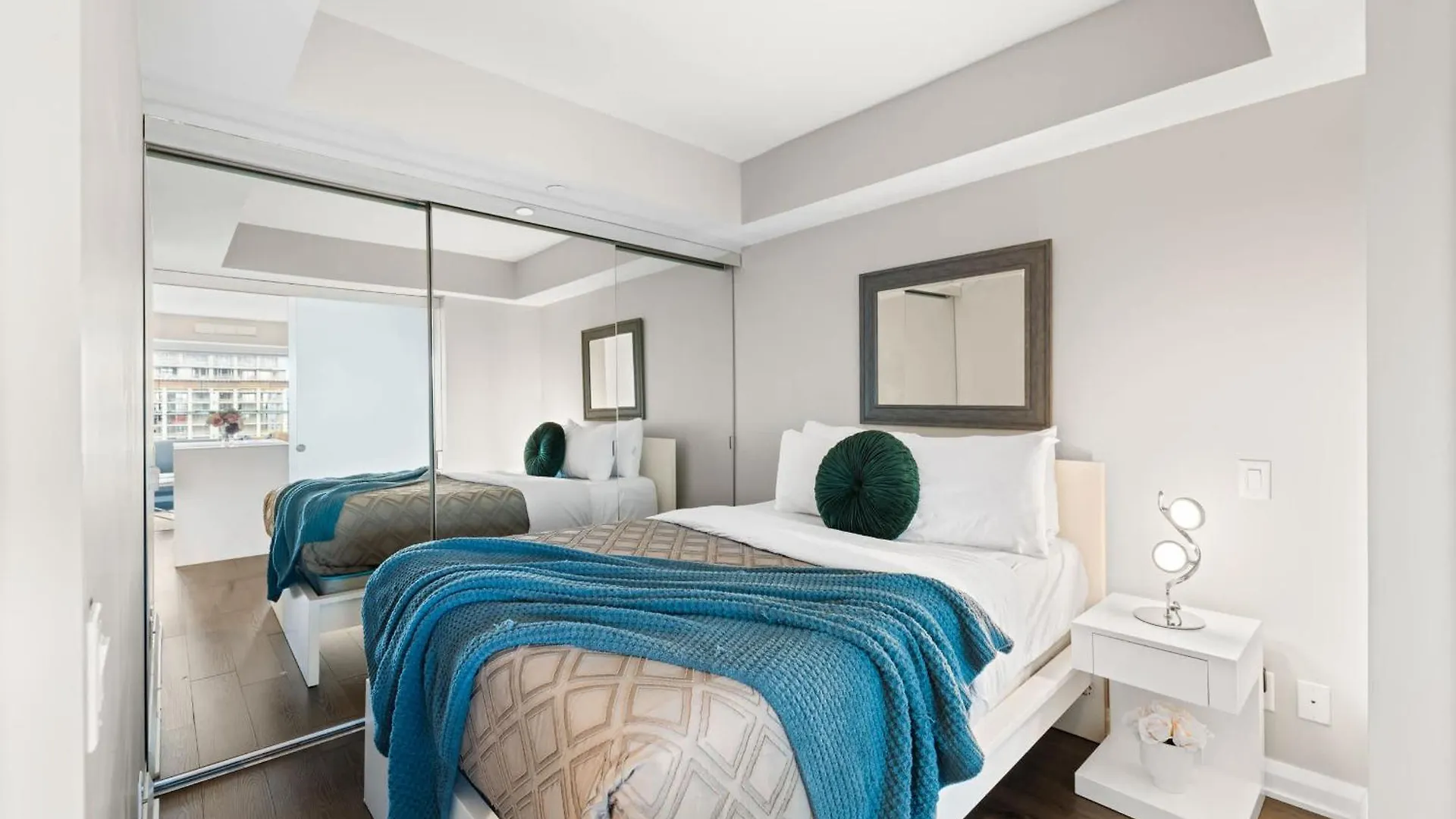 Upscale Yorkville Stay Luxury Condo Parking Toronto Apartment