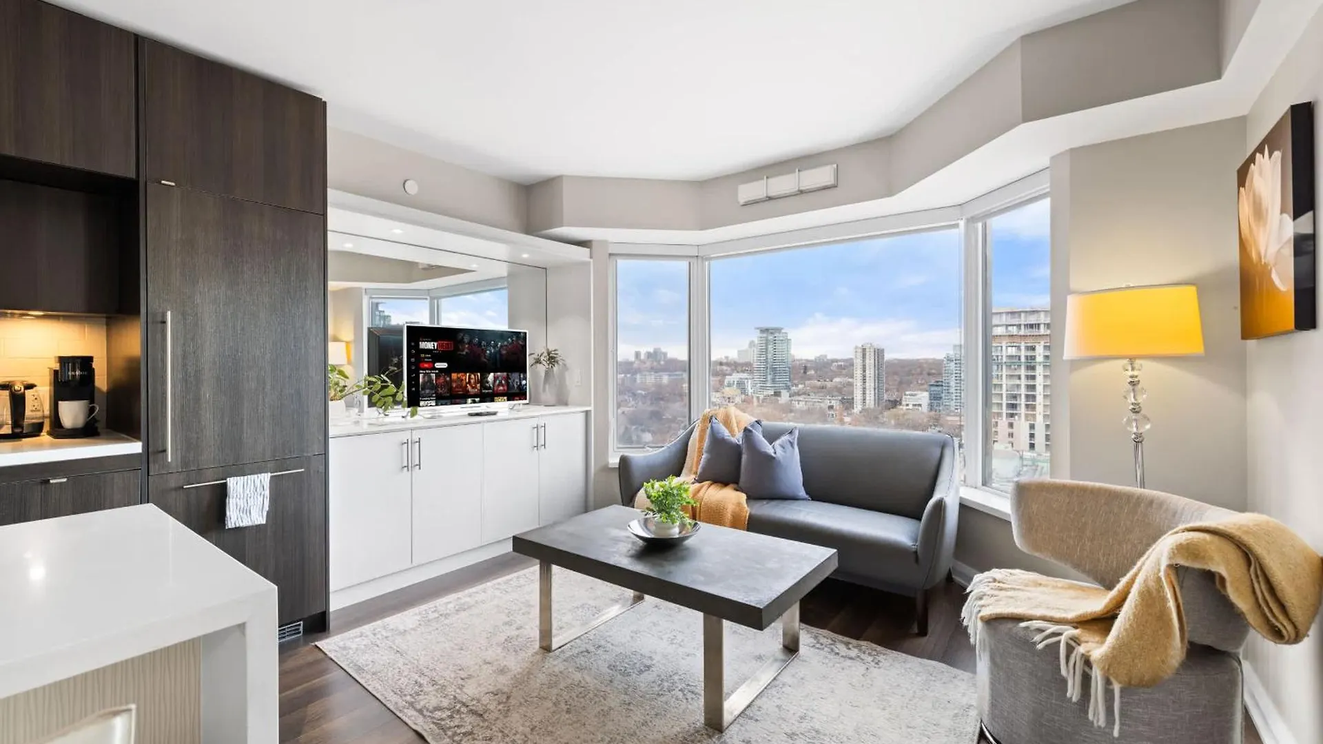 Upscale Yorkville Stay Luxury Condo Parking Toronto