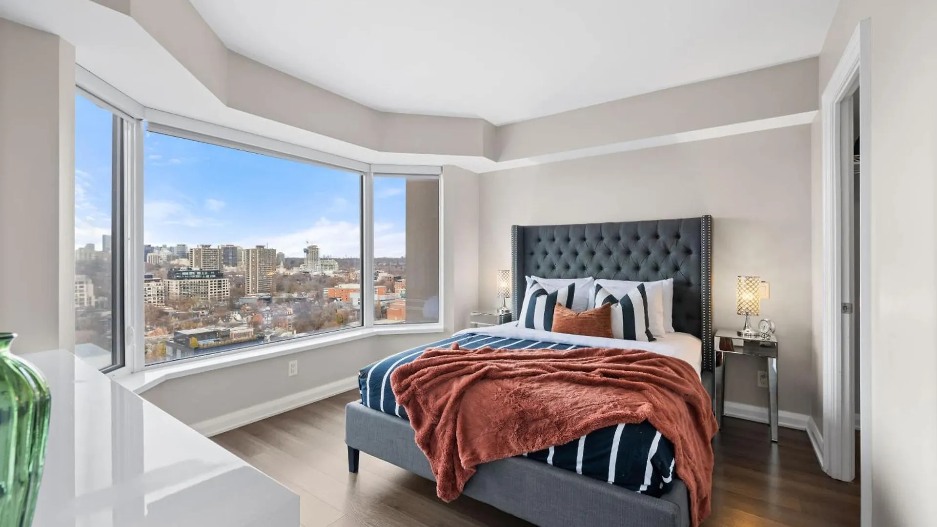 Upscale Yorkville Stay Luxury Condo Parking Toronto Apartment