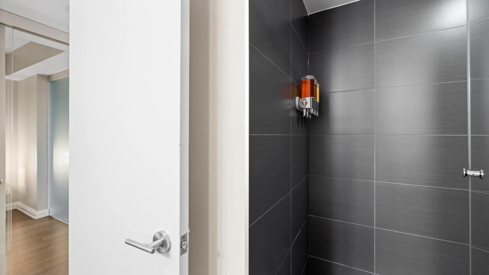 Upscale Yorkville Stay Luxury Condo Parking Τορόντο 0*,  Καναδάς