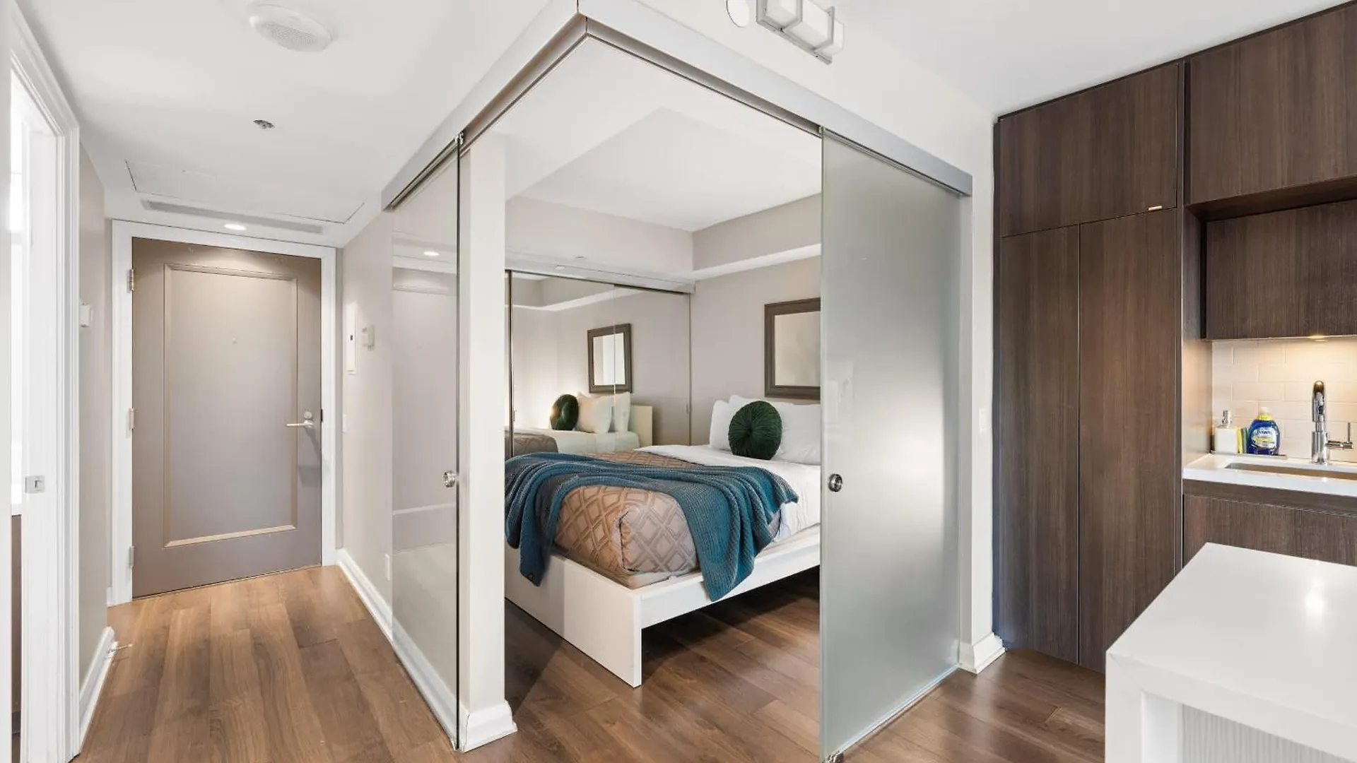 Upscale Yorkville Stay Luxury Condo Parking Toronto Apartment