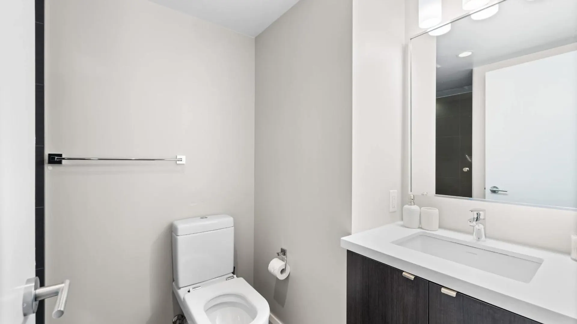Upscale Yorkville Stay Luxury Condo Parking Toronto Apartment